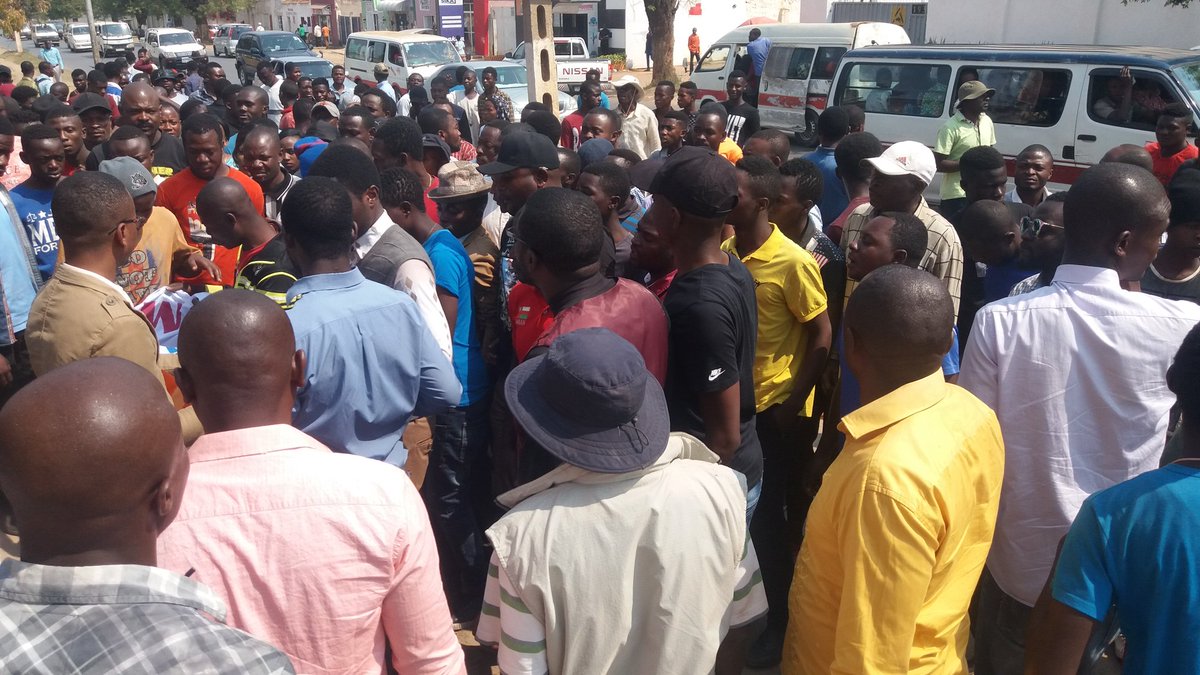 murex720's tweet photo. #Lubumbashi: Une forte mobilisation de la Jeunesse #Katangaise avec mémo devant le consulat d'Afrique du Sud demandant l'implication de @ramaphoza membre de la #SADEC dans la résolution du processus électoral de paix et inclusif et le retour de @moise_katumbi en #RDC https://t.co/BpBhbUiNUA