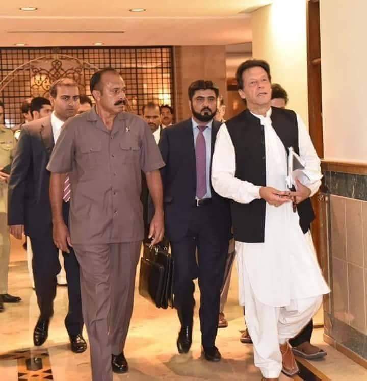 اپنی فائل اٹھائے ہوئے وہی پرانی پشاوری چپل پہنے ہوئے 
اسلامی جمہوریہ پاکستان کے وزیراعظم جناب عزت مآب <a href="/ImranKhanPTI/">Imran Khan</a> صاحب۔۔۔!!!😍😍❤❤😍😍