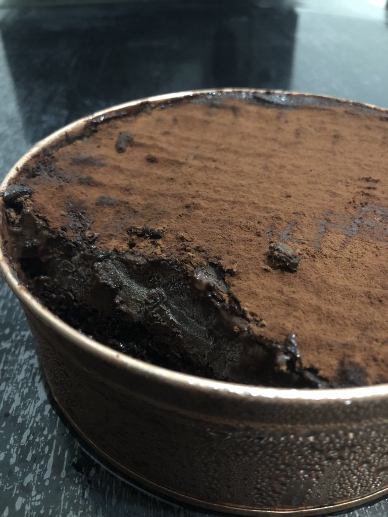 JonsonX_'s tweet photo. Hindi ako fan ng chocolate pero ansarap ng hayop. Haha #LeSucreLab #Chocomoist https://t.co/w2m31H7ccz
