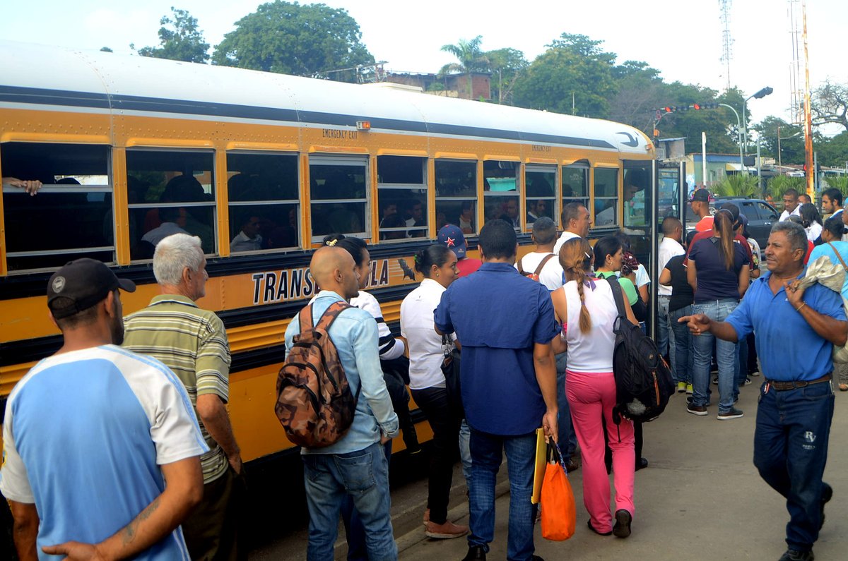 GCeballos10's tweet photo. Hoy sacamos todos los autobuses de TransDracula y @TRANSCARABOBO10 por instrucción de nuestro gobernador @rafaellacava10 para brindar el servicio de transporte al pueblo carabobeño ante cualquier tipo de saboteo @NicolasMaduro @Jesusantanderl #21Ago #PuebloTrabajadorALaCalle https://t.co/0Hbr2RqrwN