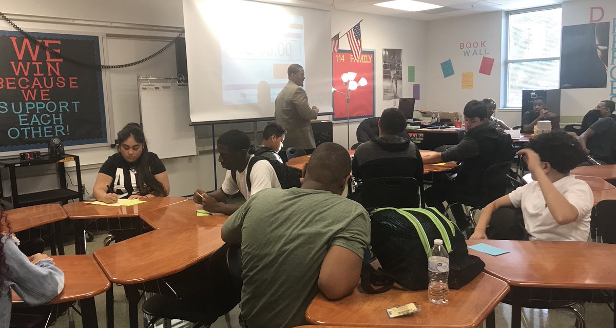 Davis9_AISD's tweet image. Mr. Davis laying the groundwork for a great year! #expectations #teamwork #ELAclass @jkmetcalf1 @AldineISD