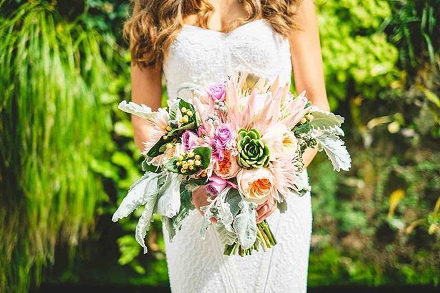 Not sure where to start when it comes to 🌸 We’ve got some pro tips for you over on the blog!
📷 @rob_plus_kristen | 💐 @lilybeesfloral .
.
.
#wedding #weddings #weddingday #weddingflowers #weddingbouquet #weddingflorals #weddingflorist #weddingplanner … ift.tt/2N8YDfF