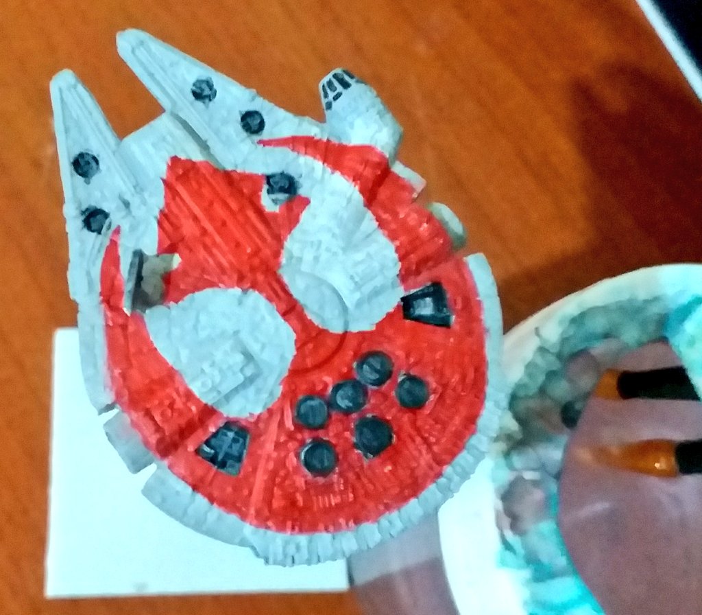 airbornechaos's tweet image. Repainting my #micromachine #milleniumfalcon. Because it came prepainted like nobody cared. #paintinprogress