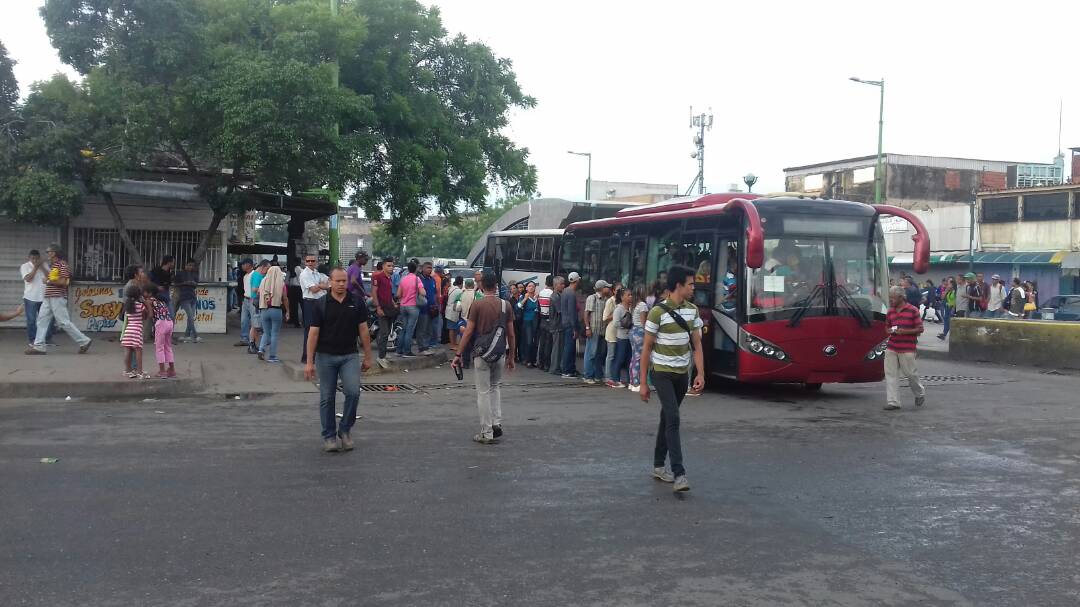 TRANSCARABOBO10's tweet photo. Descongestionamos las principales paradas del estado Carabobo siguiendo instrucciones del gobernador @rafaellacava10 y @GCeballos10 #21Ago #PuebloTrabajadorALaCalle tenemos todas las unidades en marcha junto a los TransDracula @CaraboboGB @Jesusantanderl https://t.co/NrlEZ6ckEy