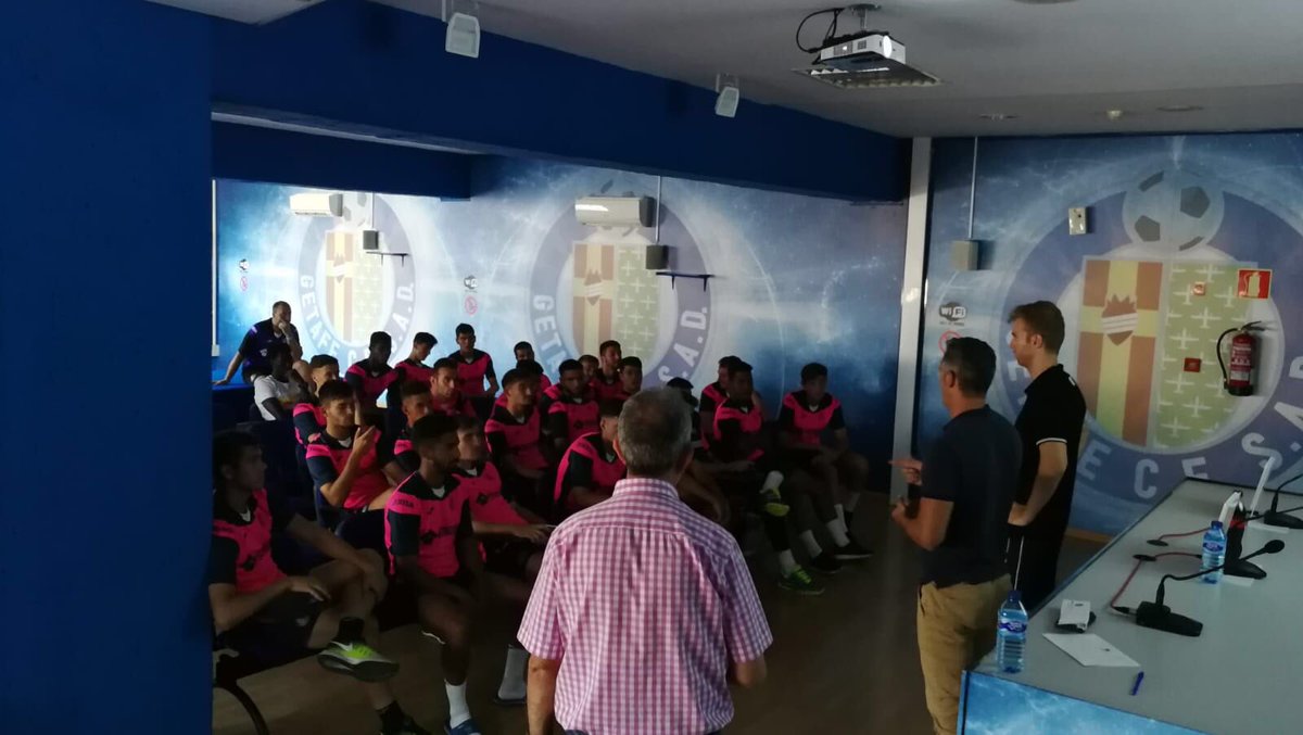 RFFM_oficial's tweet photo. Continúan las charlas de actualización a los clubes con los árbitros de Tercera División. Esta mañana ha sido el turno para el @GetafeCF B y @AD_Alcorcon B 

Alvaro Garcia Padilla ha impartido la charla en Getafe, mientras que Alberto Gonzalez Oliva ha conducido la de Alcorcón. https://t.co/N9qzFykccY