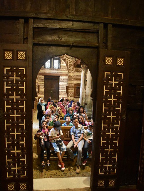 Una imagen vale más que mil palabras. Niños egipcios visitando y conociendo la iglesia copta en la que la Sagrada Familia se escondió durante su paso por la capital en su huida. #thisisegypt #AntiguoEgipto #traveller #igersegypt #tourist #tourism l #beautiful #amazing