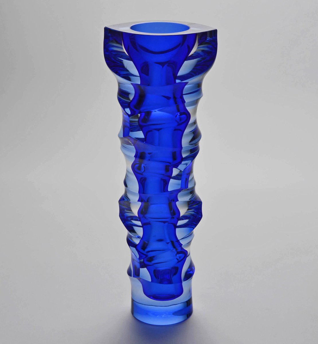 judy_rudoe's tweet photo. #Czech #glass of the 1960s, a golden age of skill &amp; creativity, astonishing cutting (left), layered and ground down (right), both @britishmuseum, designed by Oldřich Lipský (left) and Pavel Hlava (right), both trained at the Academy of Applied Arts in #Prague https://t.co/AmLeAU6oOY