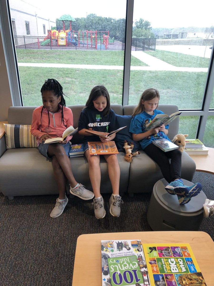 MrsTarynBrinlee's tweet image. Second library checkout of the year and we are loving every minute of these beautiful new books and library space! I love seeing such engaged readers - it warms my heart! ❤️ @CRE_Cardinals #CREreads #CREteach #WallsWorldChangers