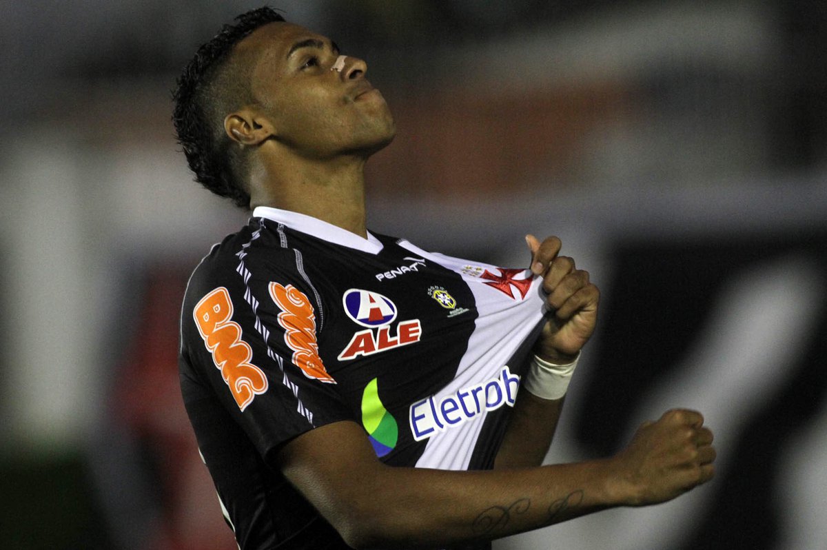 elton_gol's tweet photo. Hoje é o dia do gigante da colina! Parabéns ao Vasco da Gama, clube onde construi minha história, conquistei títulos, só gratidão! #120Anos #Vascão #TremBalaDaColina #TemQueRespeitar ⚫️⚪️🎈 https://t.co/gmCLQyRKjm