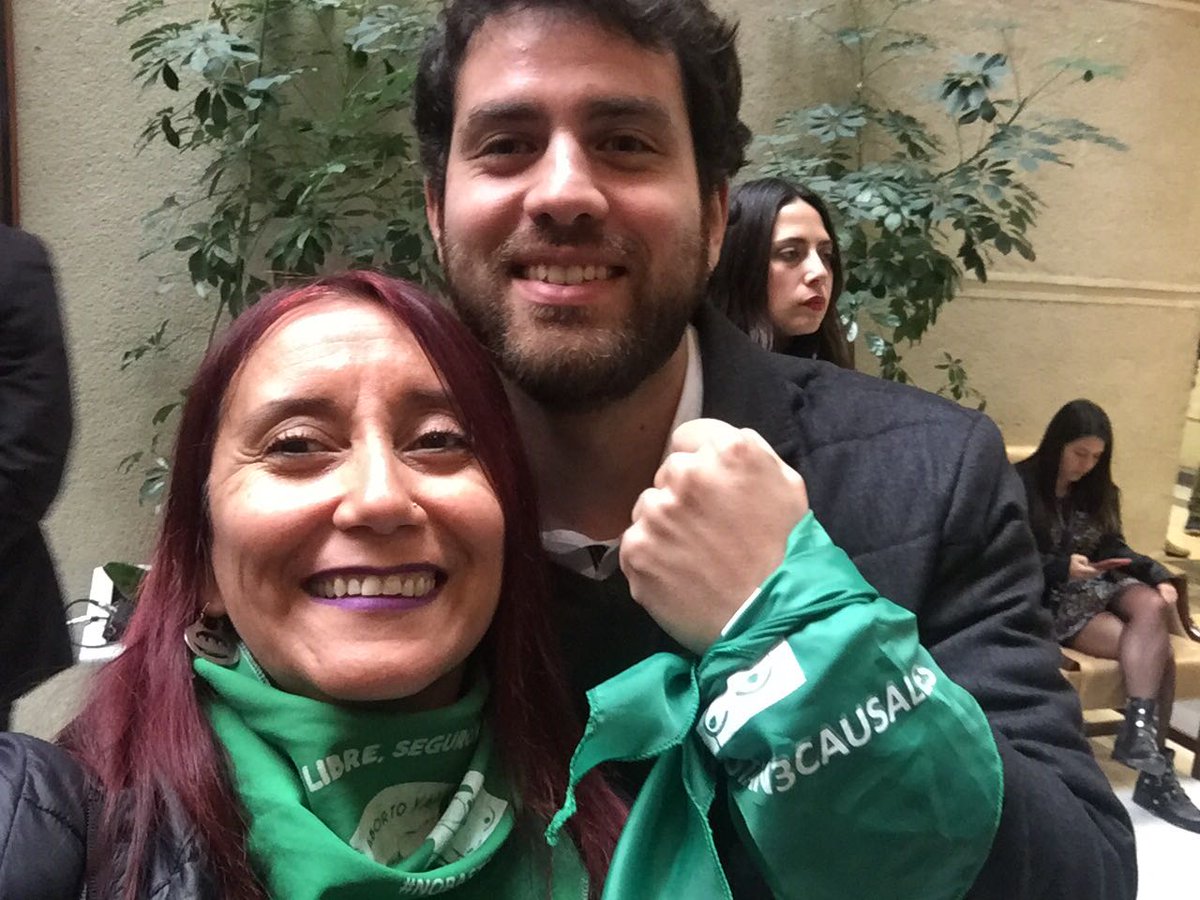diego_ibanezc's tweet photo. AHORA. La marea verde ya llegó. Acompañando a las diputadas y activistas feministas a ingresar el proyecto de ley que despenaliza el aborto hasta la 14va semana de gestación. Por el derecho a decidir!!
#AbortoNoEsDelito
#NoBastan3Causales https://t.co/bsJvbA27GI
