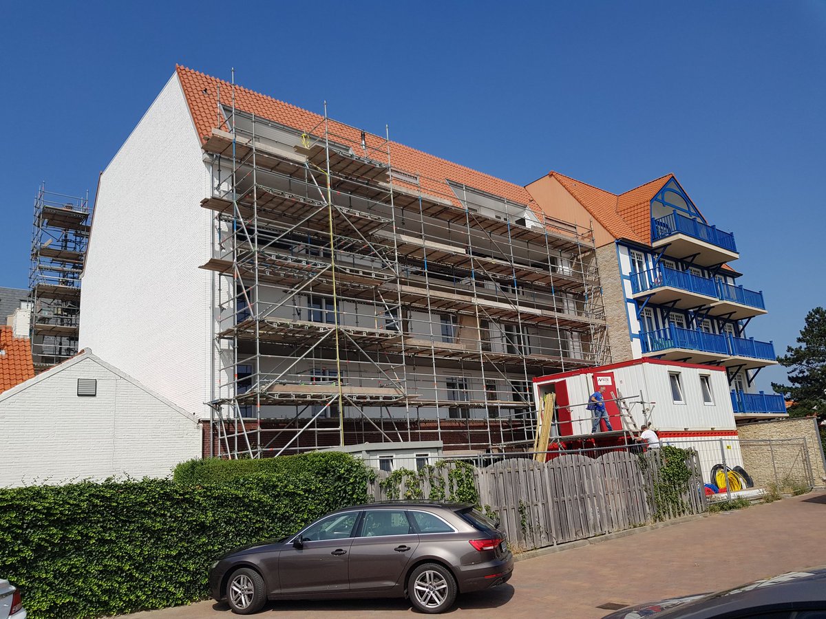 rowasyd's tweet photo. @rijkbouw   #Cadzand-Bad  appartementen LeNormandy naderden hun voltooiing. Binnenkort mogen de laatste steigers ook weg. https://t.co/wULuL1PHj5