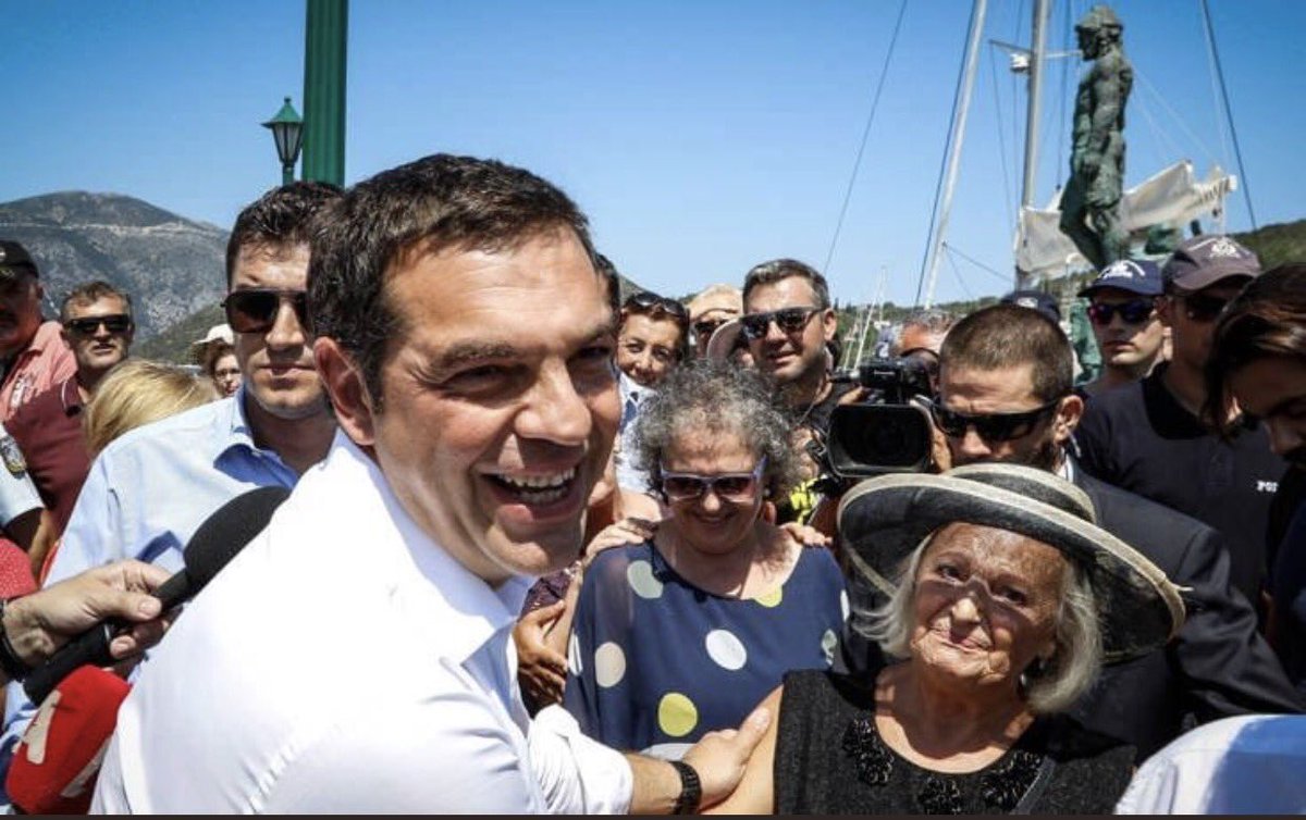 LavrentisBeria4's tweet image. Η συντροφισσα με τα πουα χαρουμενη κατοικος στο λιμανι.
Η συντροφισσα με τα πουα κατοικος πολης ασπαζεται το Χρυσανθεμο.
Η συντρόφισσα με τα πουα γραμματεας στο δημαρχείο.
Τετοιο ξεφτιλα πρωθυπουργο μονο ο σ.Παππας μπορουσε να δημιουργησει