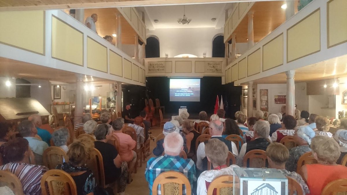 JaarEnDagMedia's tweet photo. Afgelopen weekend ging onze korte documentaire over het Poolse dorpje Chromiec in première. In het dorp zelf natuurlijk. Binnenkort verschijnt de film online, maar lees voor nu alvast hier wat de reacties uit het dorp waren. https://t.co/Vl4ozeAqh2 https://t.co/l5pvDKnYki