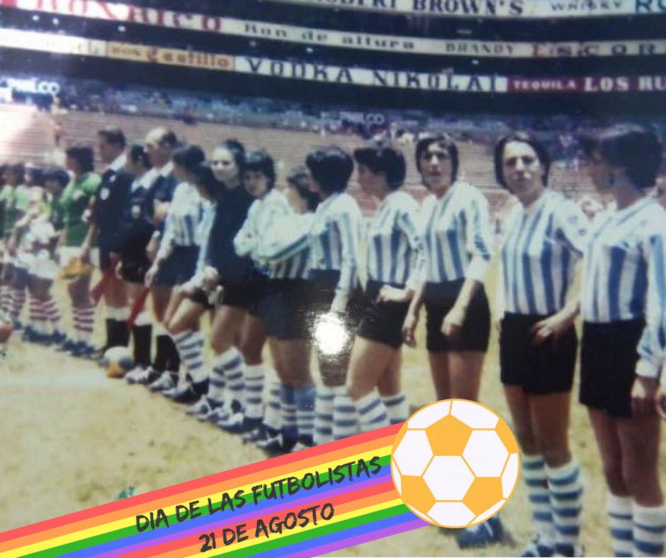 Angelalerena's tweet photo. Hace 47 años, la selección @argentina femenina venció  4 a 1 a Inglaterra en el Azteca. Habían ido al Mundial a pulmón, vendiendo en la calle, cosiendo sus propios números. Por ellas y todas las futboleras, queremos que el #21deagosto sea declarado Día de las Futbolistas 💪🏼⚽️ https://t.co/VtrGBpFtqe