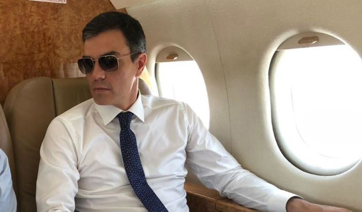 guidoprincesa's tweet photo. Yo me mantengo en que es un genio. 
Ha hecho desaparecer a los niños hambrientos, a los pensionistas que no llegaban a fin de mes, a las familias desahuciadas... ahora las noticias son sobre la tumba de Franco. 
Nada como un rebaño sumiso. https://t.co/mud43Nbcl3