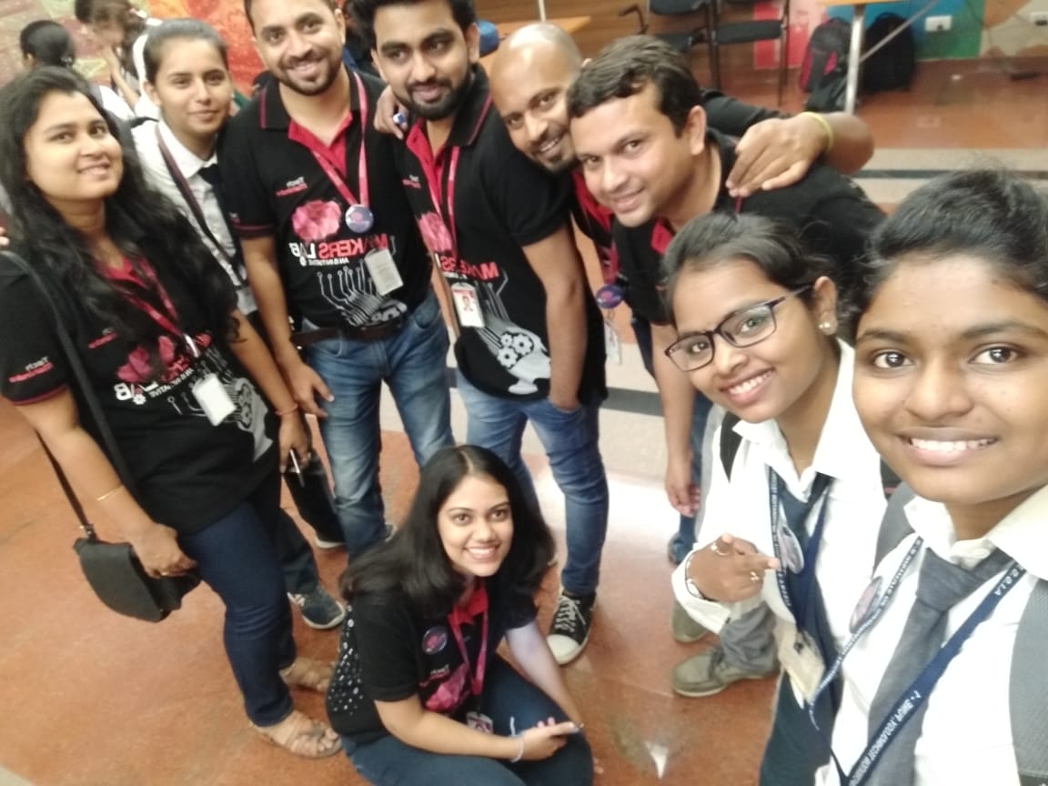 ChiplunkarKirti's tweet photo. With members of Makers lab..you are doing a great work guys..#TechMNirmaan https://t.co/mVqE2L6PgD