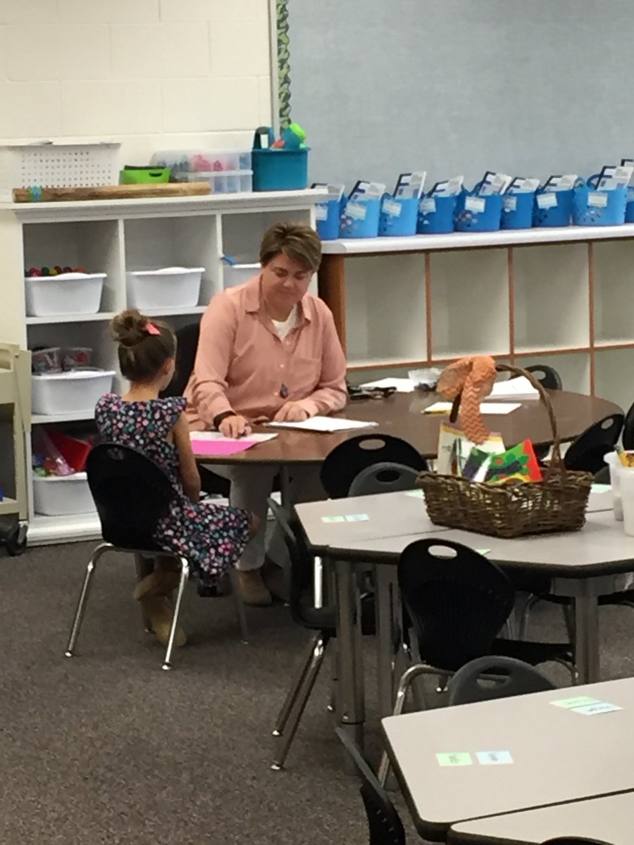 sandyniels123's tweet photo. One of RCE’s adorable little kindergarteners getting an early start on the day at her KEEP appointment with Mrs. Painter!#juabpride #redcliffseagles #kindergartenrocks #greatkidsgreatteachers https://t.co/24qbpTQJIE