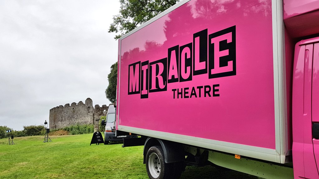 MiracleOnTour's tweet photo. Last week of shows! We are at @EnglishHeritage #RestormelCastle tonight and tomorrow with food by @TheShellfishPig and @ElHuichol_ #lostwithiel @LoveLostwithiel https://t.co/cFWgVOttIB