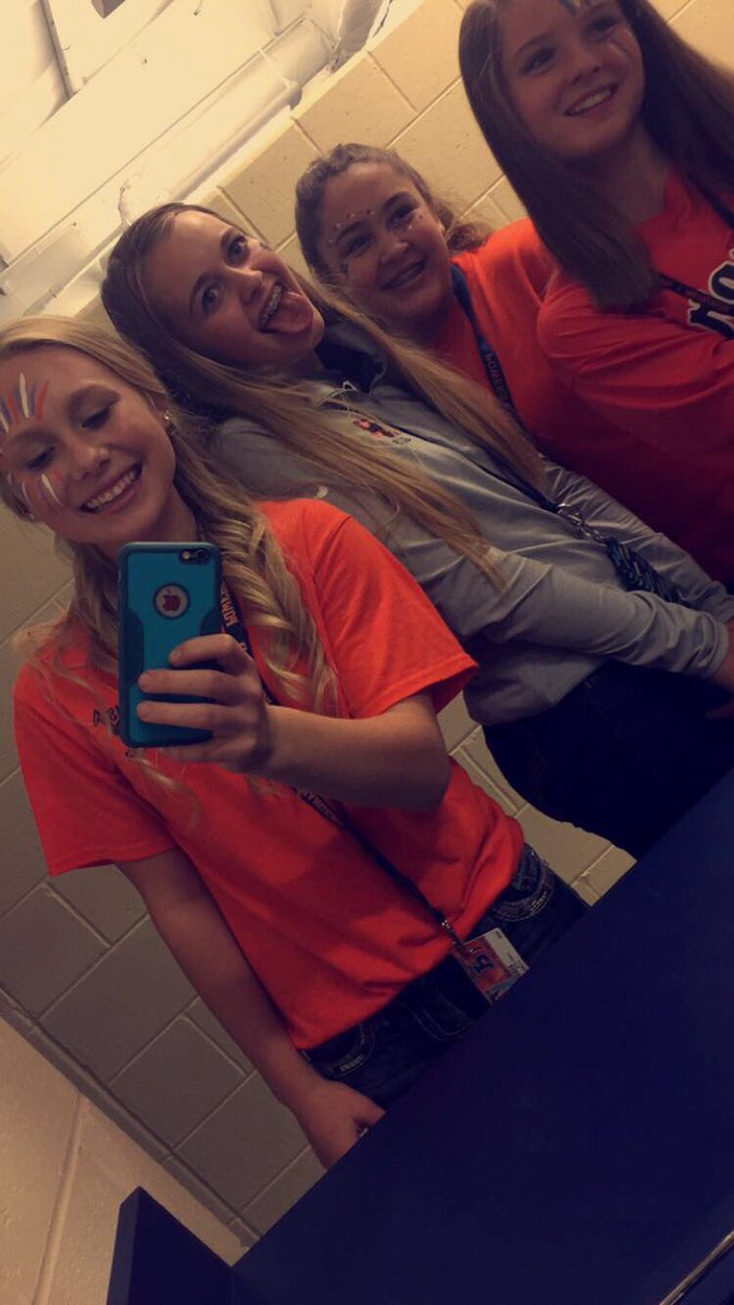 pyrett02's tweet photo. happy birthday @gwenfeamsterr !! i hope you have the best day🎉💟 https://t.co/y49nhQ5SVe