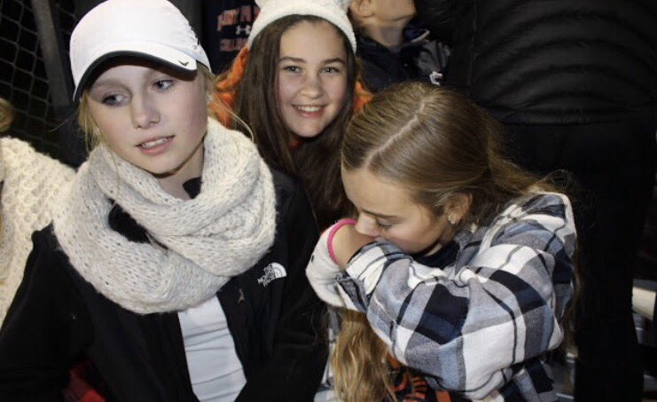 pyrett02's tweet photo. happy birthday @gwenfeamsterr !! i hope you have the best day🎉💟 https://t.co/y49nhQ5SVe