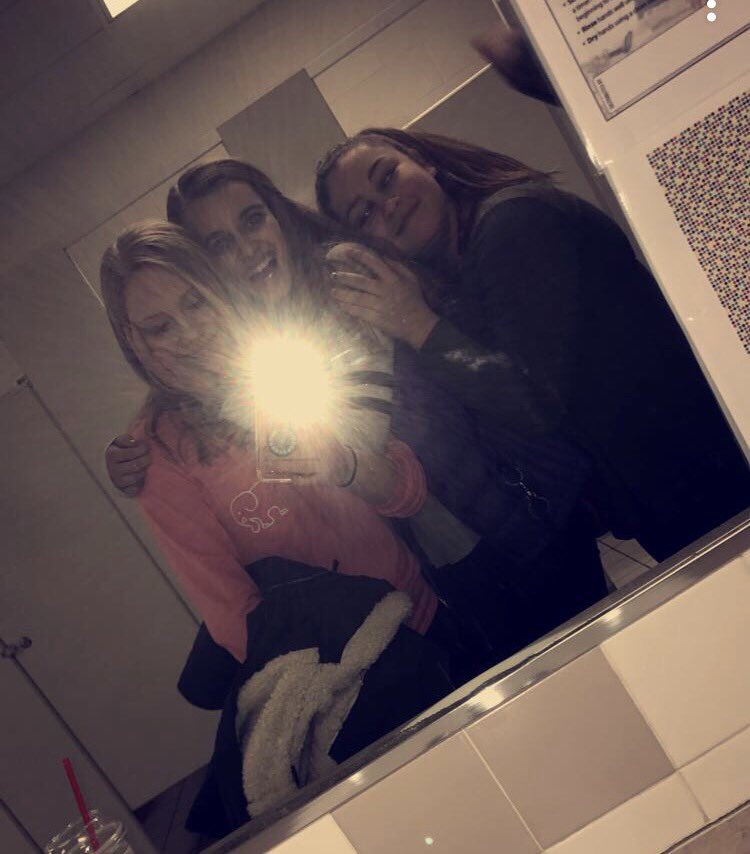 pyrett02's tweet photo. happy birthday @gwenfeamsterr !! i hope you have the best day🎉💟 https://t.co/y49nhQ5SVe