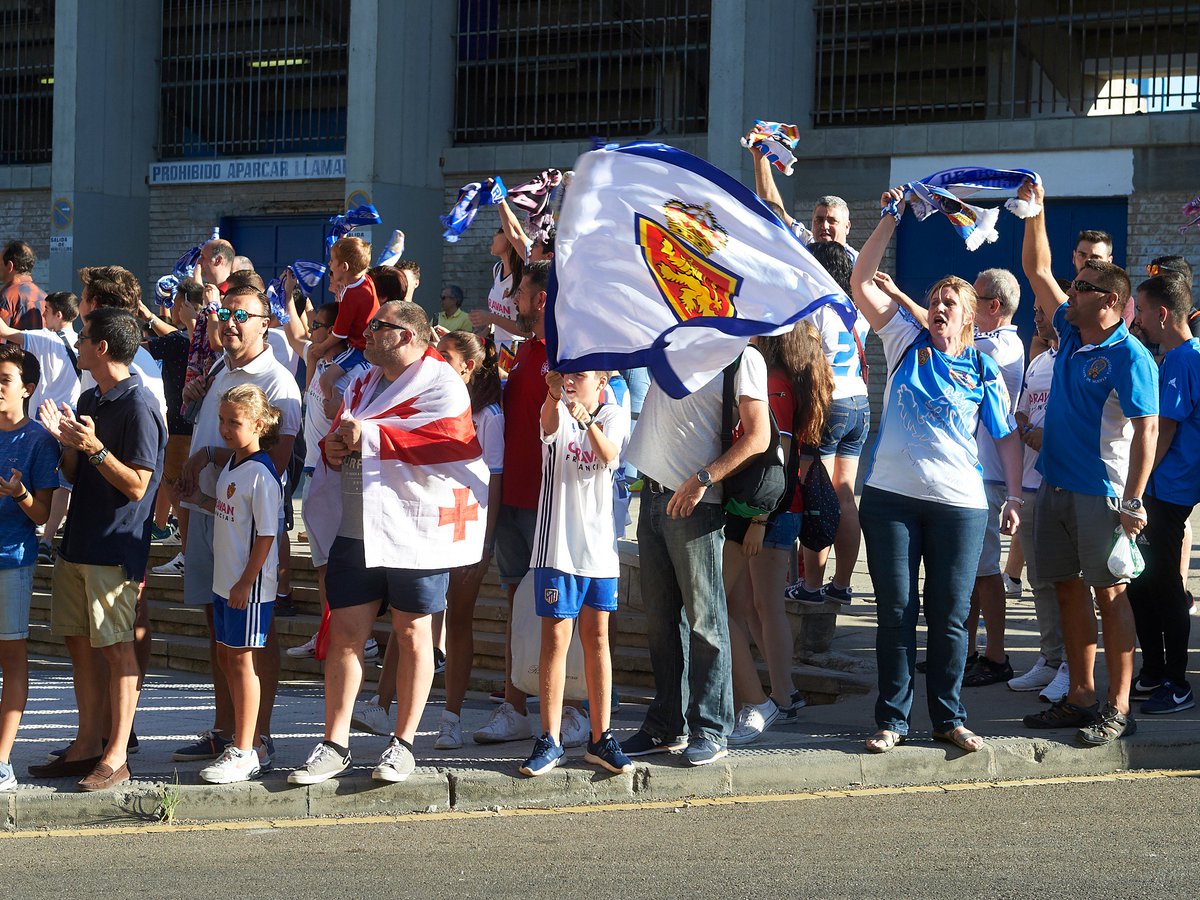 Aficionados del Real Zaragoza reciben al equipo en los aledaños de La Romareda (Foto: RZ).