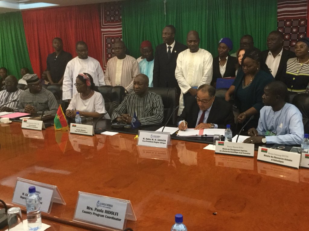 La Banque Mondiale vient d’accorder un financement de 235 milliards de FCFA à notre pays pour financer des secteurs stratégiques: la santé, l’enseignement supérieur, l’accès à l’eau potable. Merci à cette institution. Vive le partenariat Banque Mondiale-Burkina Faso!