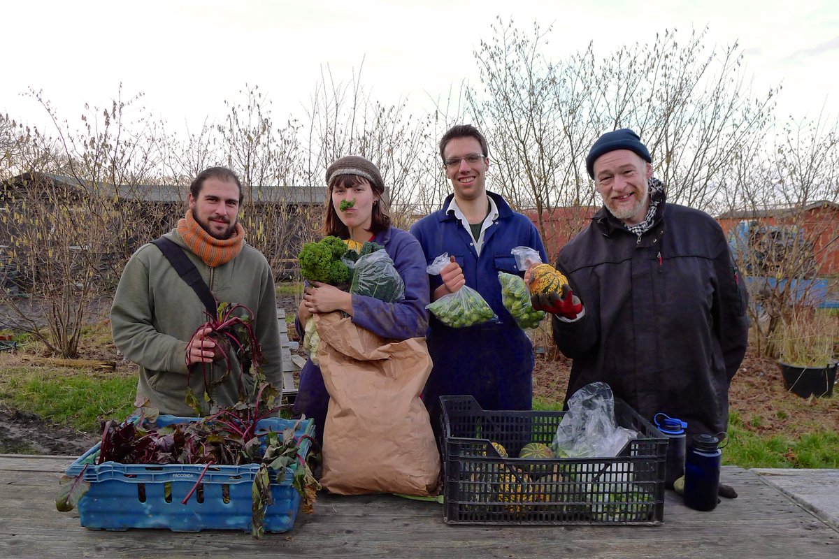 Sept dates for volunteer farm days all on the sign up sheet now - including apple picking sesh at <a href="/FenEndFarm/">Fen End Farm</a> :-) Come n join the autumn farming fun docs.google.com/forms/d/e/1FAI…