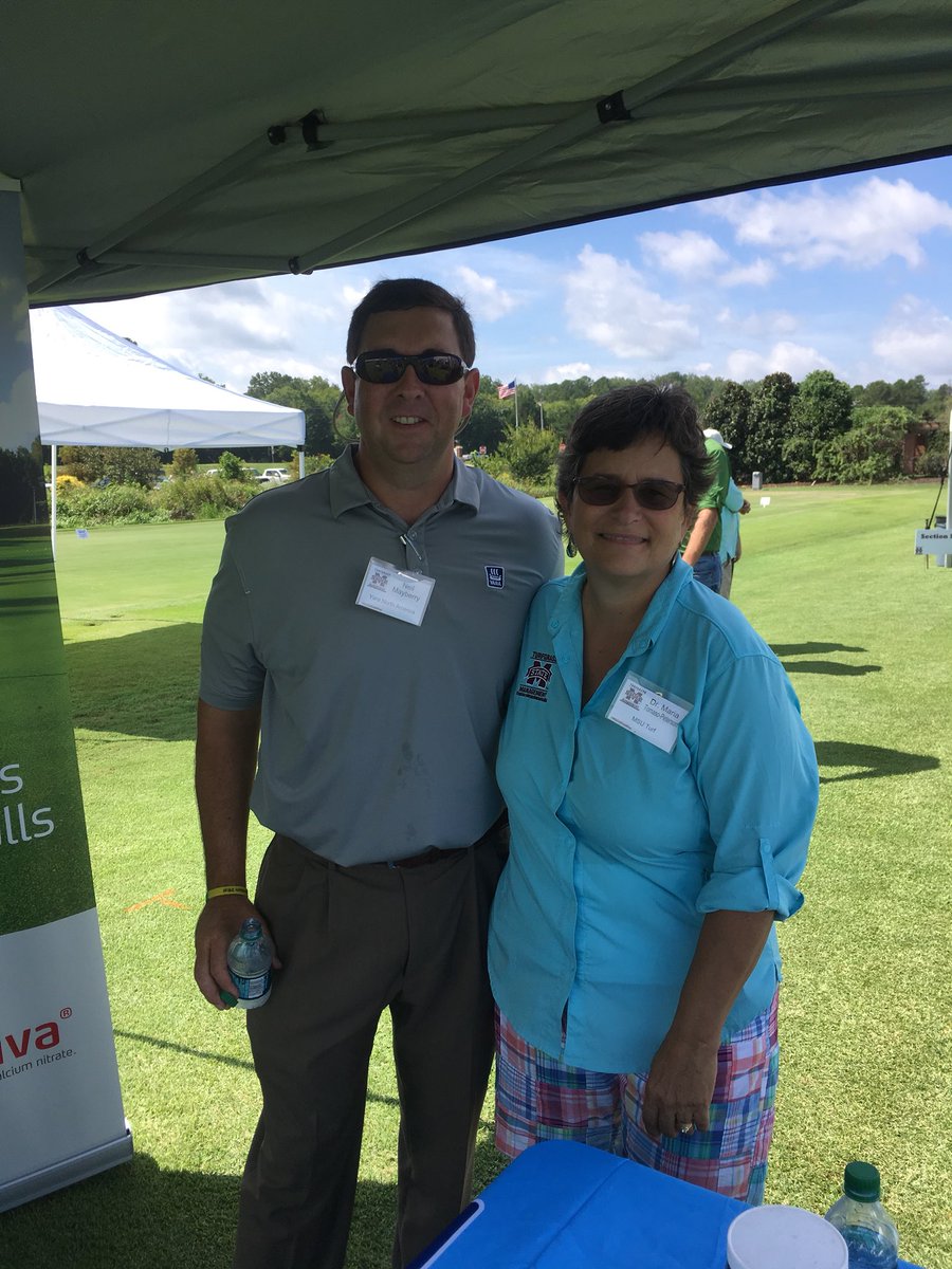MSUextPlantLab's tweet photo. Enjoying #MSU18FieldDay!
Neil Mayberry and Maria discuss the important role of soil nutrients in nematode management. @maria_turfdr @YNA_T_O https://t.co/ZC7sE39r8E
