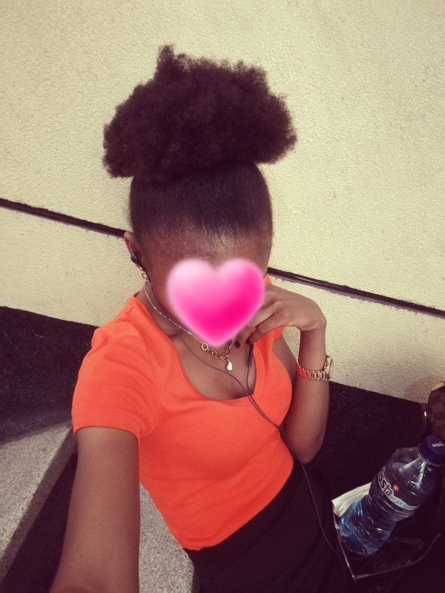 BeeTshisungu243's tweet photo. Hier j'ai fais un chignon un peu plus devant et j'étais fatiguée des " Tu l'a acheté ou ta perruque ?" " Ce sont tes cheveux ou postiche ?" "Elle est belle ta touffe.. Tu l'a acheté ou? "
Ils oublient que je suis NAPPY 😩😂
#PosteTonAfro https://t.co/adiyjSbusl