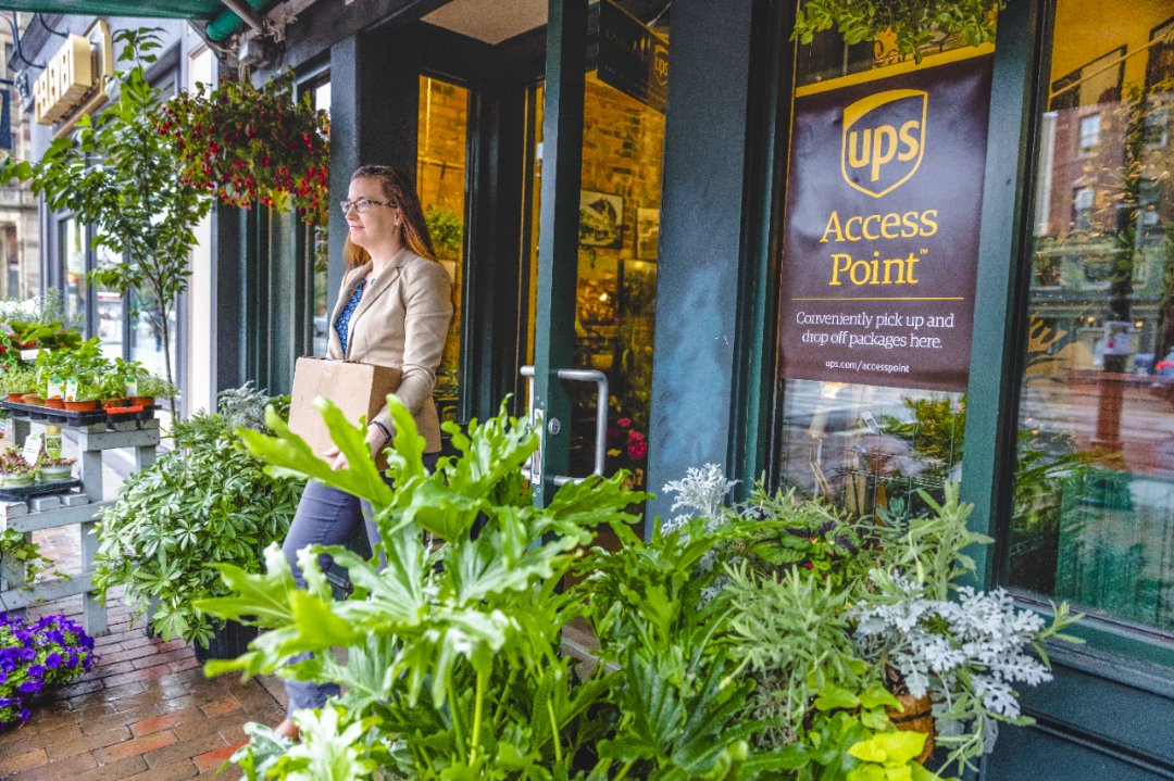 UPSPolska's tweet image. Jest zbyt fajna pogoda, żeby czekać w domu na paczkę! Lepiej, żeby to paczka czekała na Ciebie w naszym #UPSAccessPoint. Zobacz, gdzie jest Twój najbliższy punkt, kto wie może tuż za rogiem 😊 ups.com/dropoff?loc=pl…