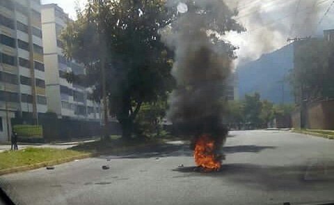 #21Ago Quema de cauchos en la Av. Las Americas res. Cardenal Quintero #Merida #VenezuelaEstaParalizada