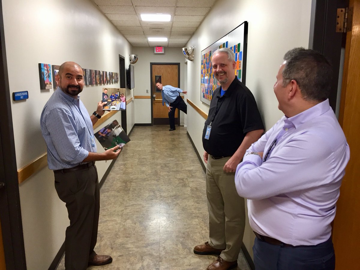 jeffjohnsey's tweet image. #kens5eyewitness Jack Acosta uses that personal touch to choose just the right picture to showcase on his Art Wall. Tom Cury and Greg Matthews watch as Barry Davis photobombs the moment.