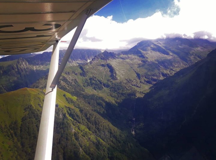 fly_ACTMP's tweet photo. Lorsque l'Ikarus C42c 31-YS/F-JVUY s'amuse dans les Pyrénées qui sont à moins d'une heure de vol depuis Lasbordes !
#pyrenees #aeroclub_tmp #ikarus #ikarusc42c #ulm #3axes #ffplum #avouslescommandes #toulouse #toulouselasbordes https://t.co/pTduUdEJhK