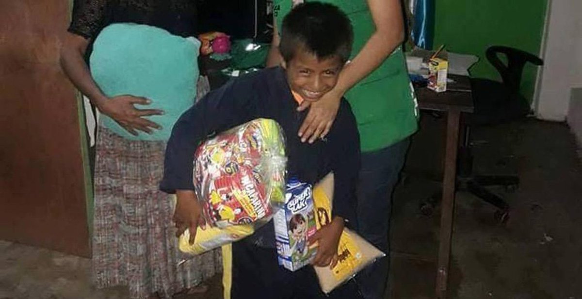 soy_502's tweet photo. Final feliz para el niño de nueve años al que delincuentes le robaron

El pequeño vende helados para ayudar a su familia. Su historia se volvió viral y la ayuda llegó.

Esto pasó:

https://t.co/O51FHHnekJ https://t.co/FcJJe9I7NH