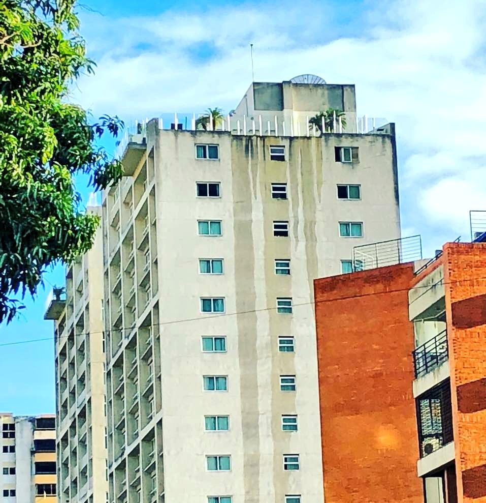 ReporteYa's tweet image. #21Ago #Temblor Por el #Sismo se desbordó la piscina del Hotel Pestana
#Venezuela  - @ChristianVeron