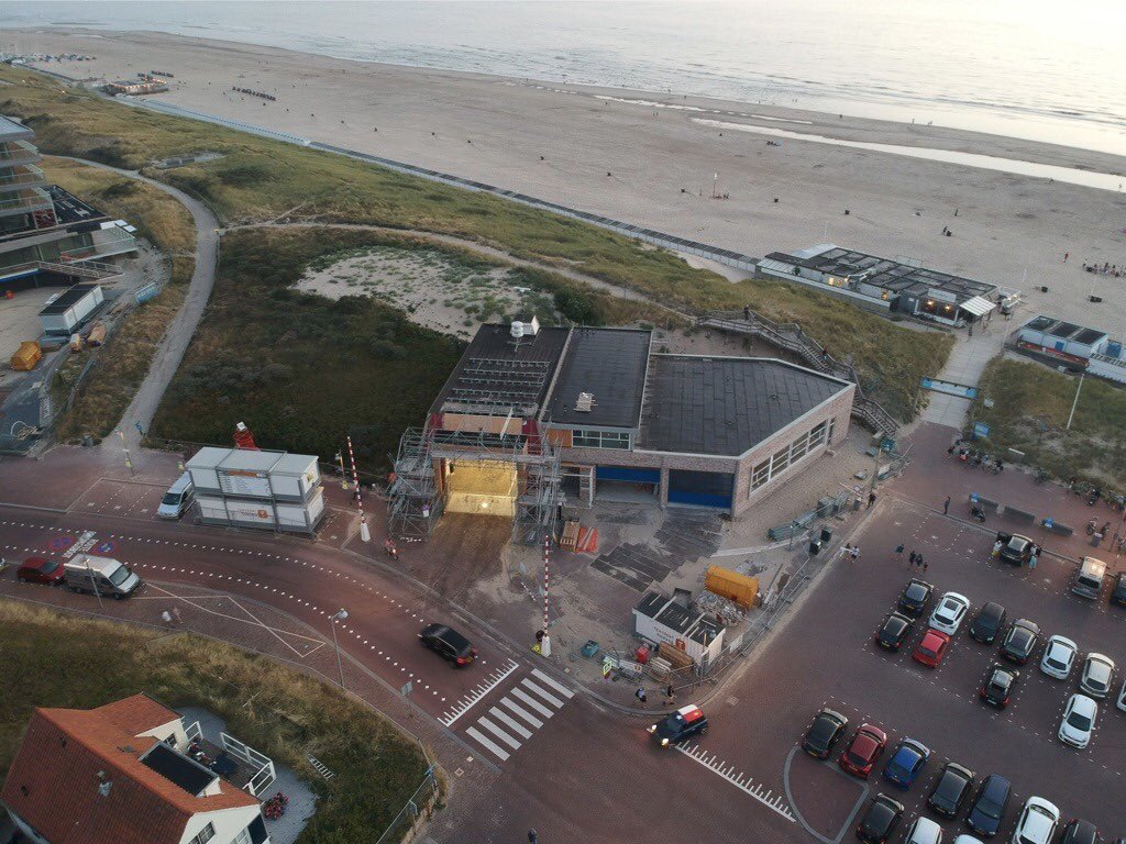 Weer een mooie dronefoto van <a href="/HetWeerInEgmond/">Weer Egmond aan Zee</a>, nog een weekje en dan gaan de bouwvakkers weer aan de slag! Links de reddingboot van <a href="/KNRM_Egmond/">KNRM station Egmond</a>, in het midden de KHV en het materieel <a href="/RB_Egmond/">Lifeguard Egmond</a> en geheel rechts het vaartuig <a href="/EgmonderPinck/">Egmonder Pinck</a>!