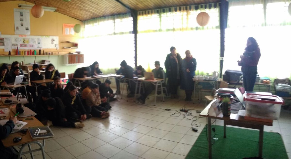 conaf_minagri's tweet photo. En el colegio Montedónico de Playa Ancha (Valparaíso) funcionarios de CONAF desarrollaron hoy el taller 'Incendios Forestales: Daños y Consecuencias', con el fin de enseñar a los estudiantes los efectos de los siniestros para el medio ambiente y las personas. https://t.co/8BzBVbwuNI