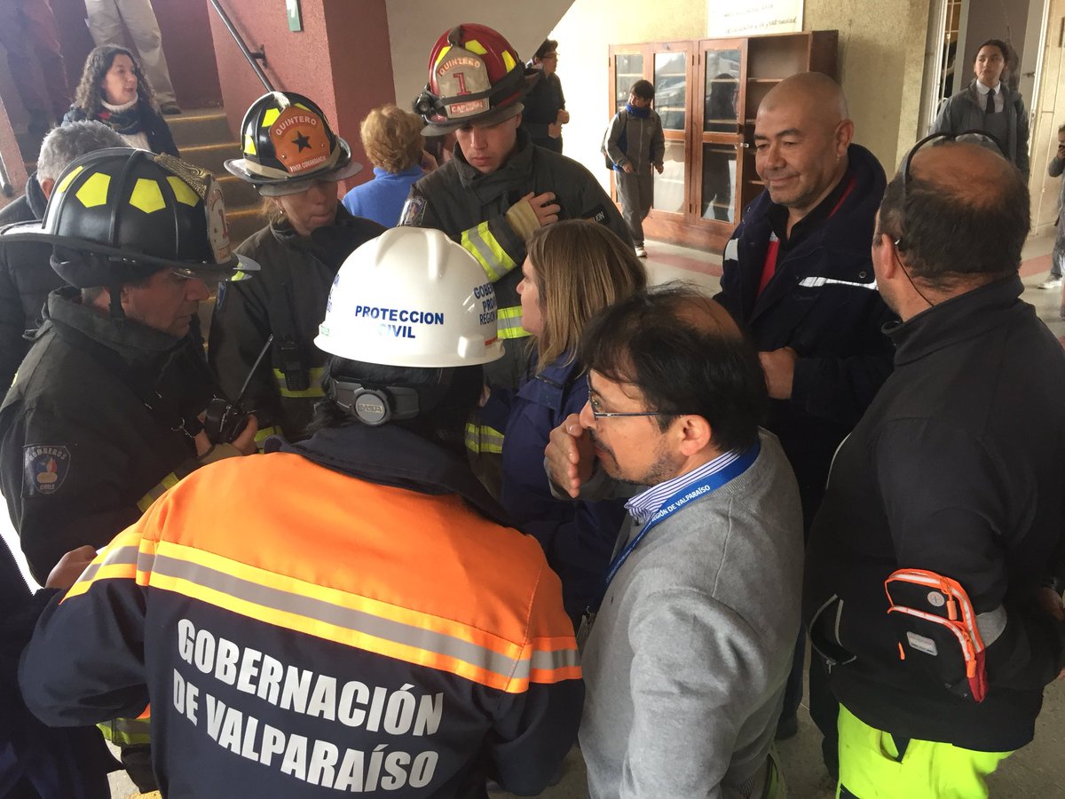 dc_quintero's tweet photo. Hoy la Defensa Civil de Chile sede local Quintero prestando ayuda a evacuar a los alumnos del colegio Santa Filomena de Quintero por nube tóxica en la comuna 

  🚨Al servicio de la comunidad 🚨 https://t.co/4Q5Mjz8e5r