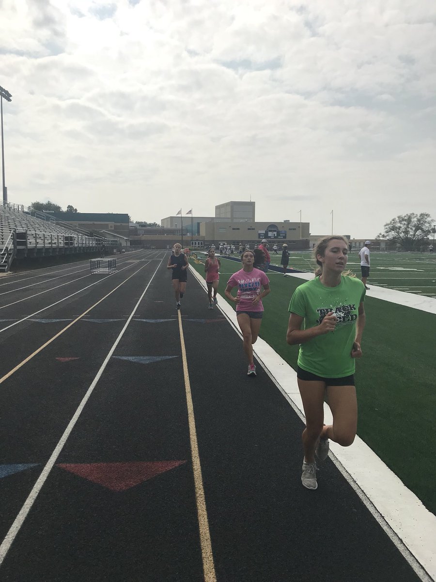lhsgirlsxctf's tweet photo. 3 x 1800m mixed zone workout today #neversettle #trackslayer #golemont https://t.co/IFeZOriFSx