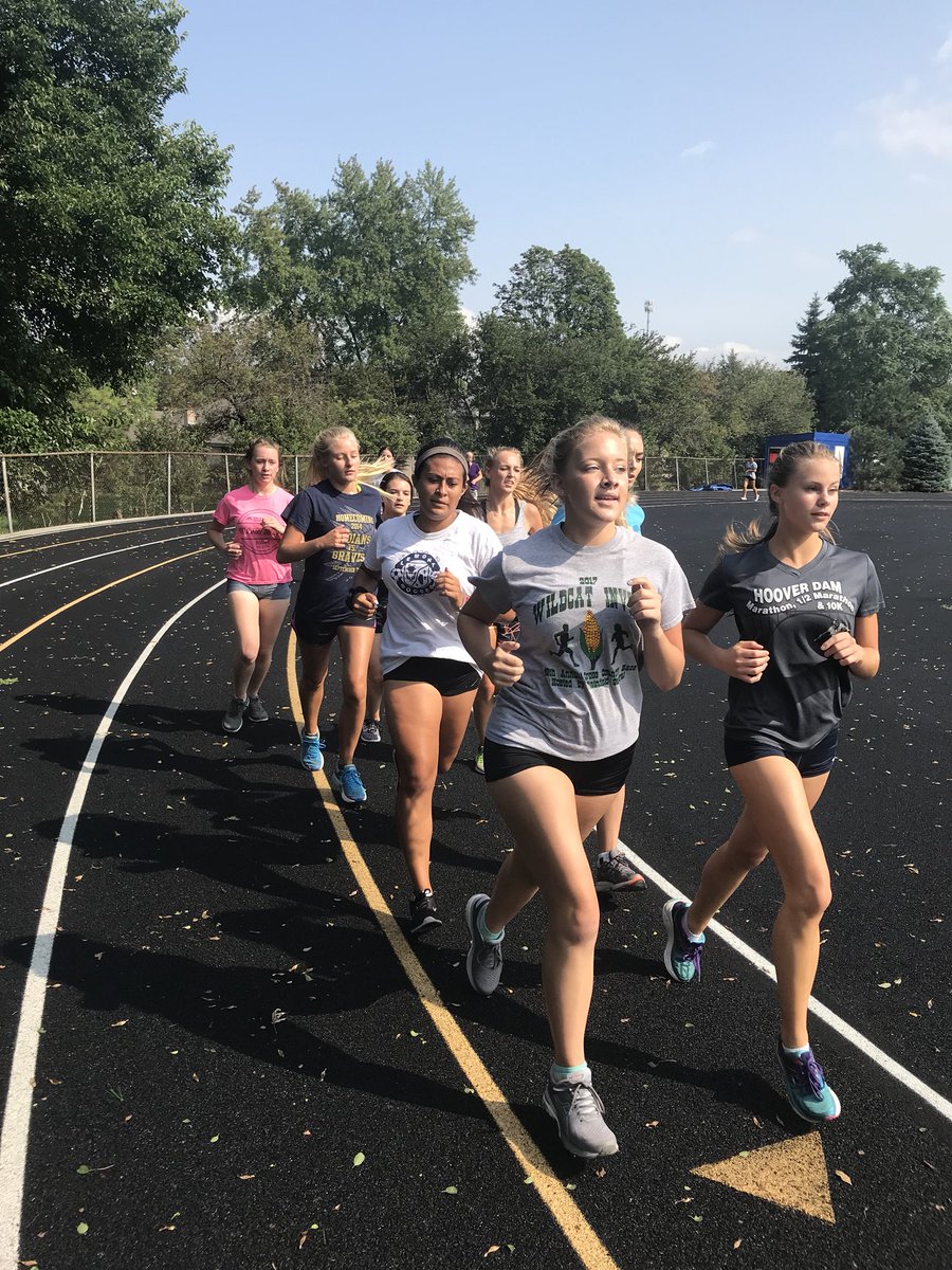 lhsgirlsxctf's tweet photo. 3 x 1800m mixed zone workout today #neversettle #trackslayer #golemont https://t.co/IFeZOriFSx