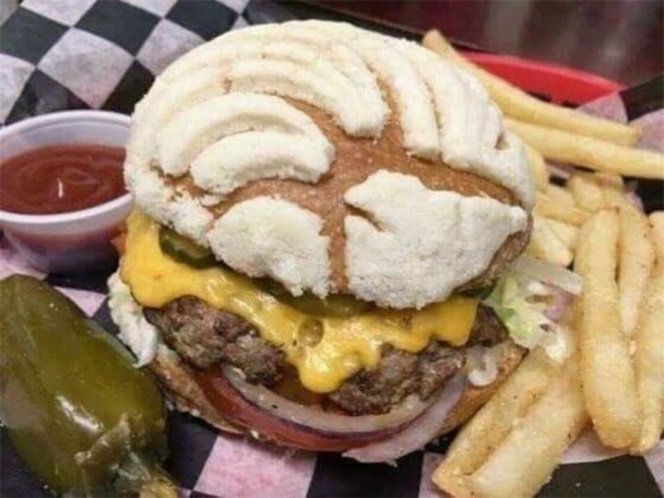 Imagen_Mx's tweet photo. 🍔🤨 #Hamburconcha, la nueva comida que se hace viral ¿Se te antoja? https://t.co/amaRancGfz https://t.co/dxhYqsngyy