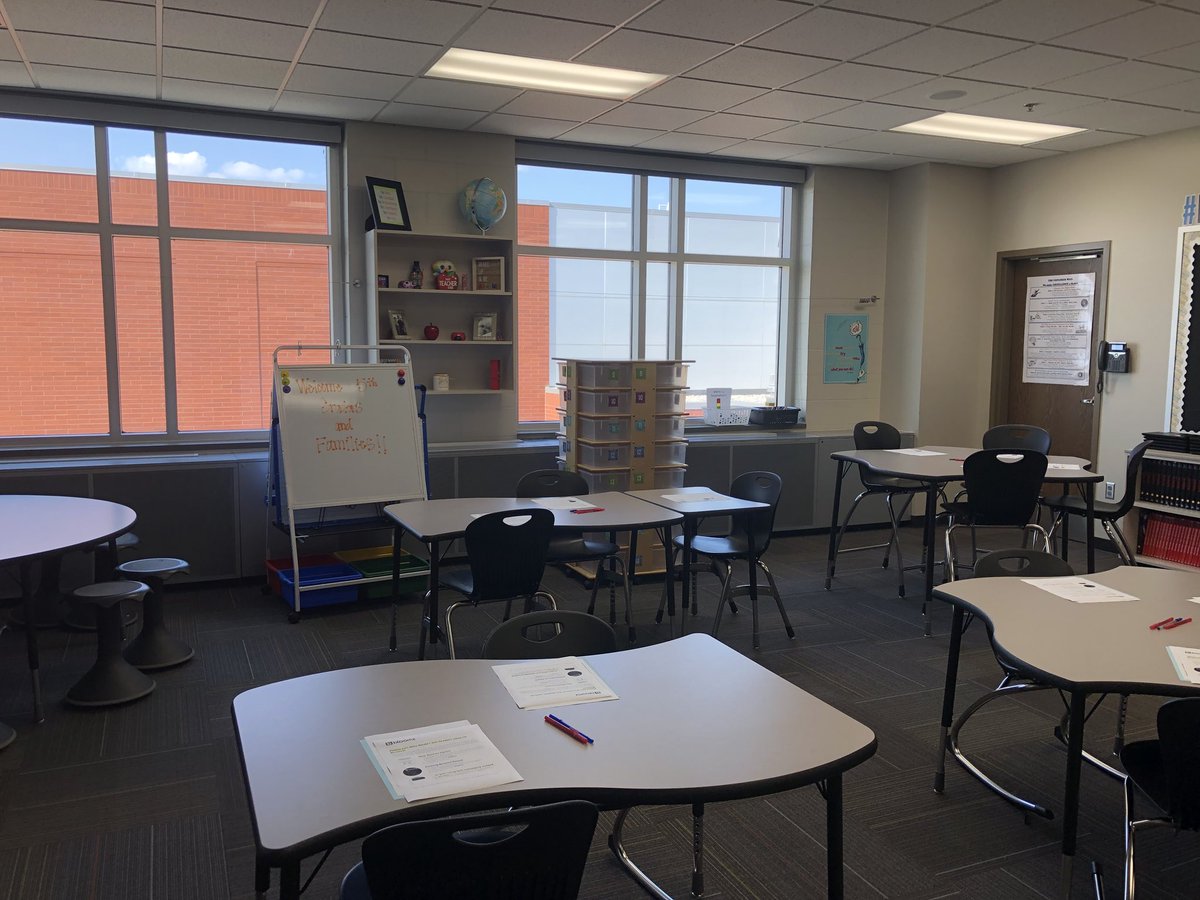 hdreule's tweet photo. All ready for Back to School night!! Can’t wait to meet my kiddos☺️ #reulesroom #fargopublicschools https://t.co/EVbO8hW19s