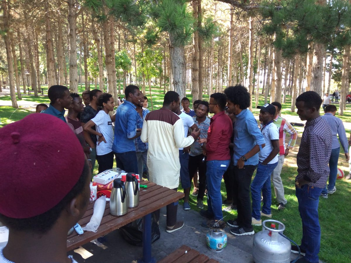 2 KUDER Afrika birimi mimizin Bayramın birinci gününde düzenlediği Piknik proğramı Bayram namazı , Sabah kahvaltısı Ve Beştepeler piknik alanında piknik yaptılar ...
Proğram yarışmalar oyunlarla devam etti. 
Afrika birimimiz e teşekkür ederiz.