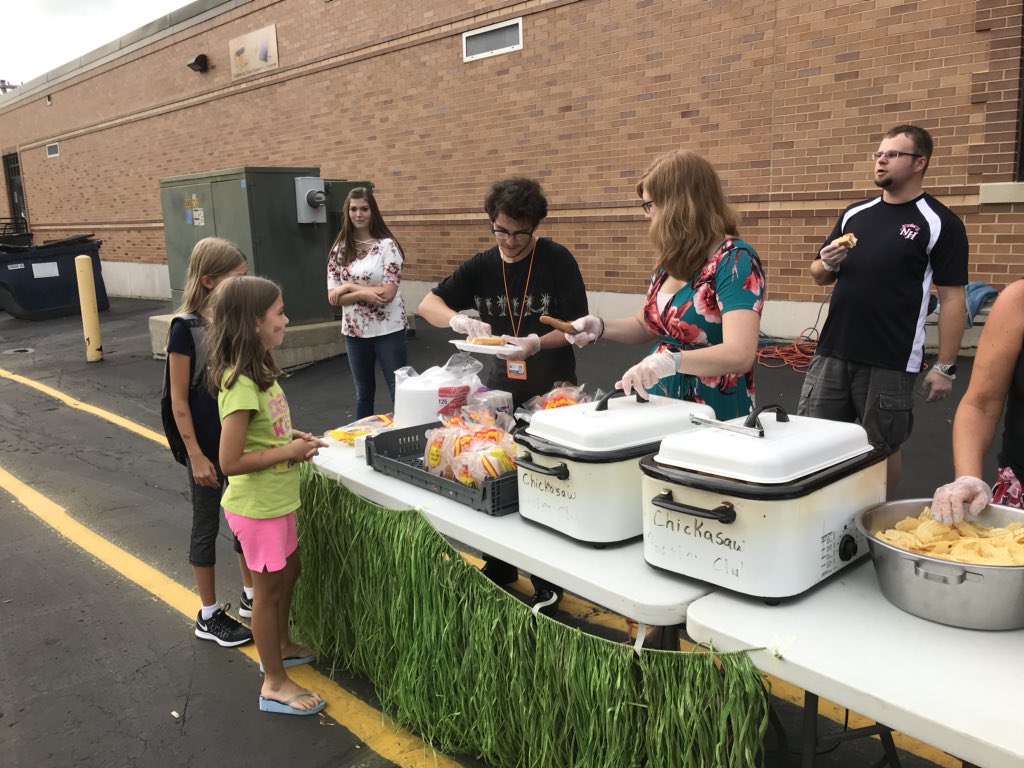 kkayserkemp's tweet photo. New Hampton families enjoy hotdogs and chips as part of a community picnic during NH schools open house #NHwhy #NHtribe https://t.co/3b6L0dX7u9