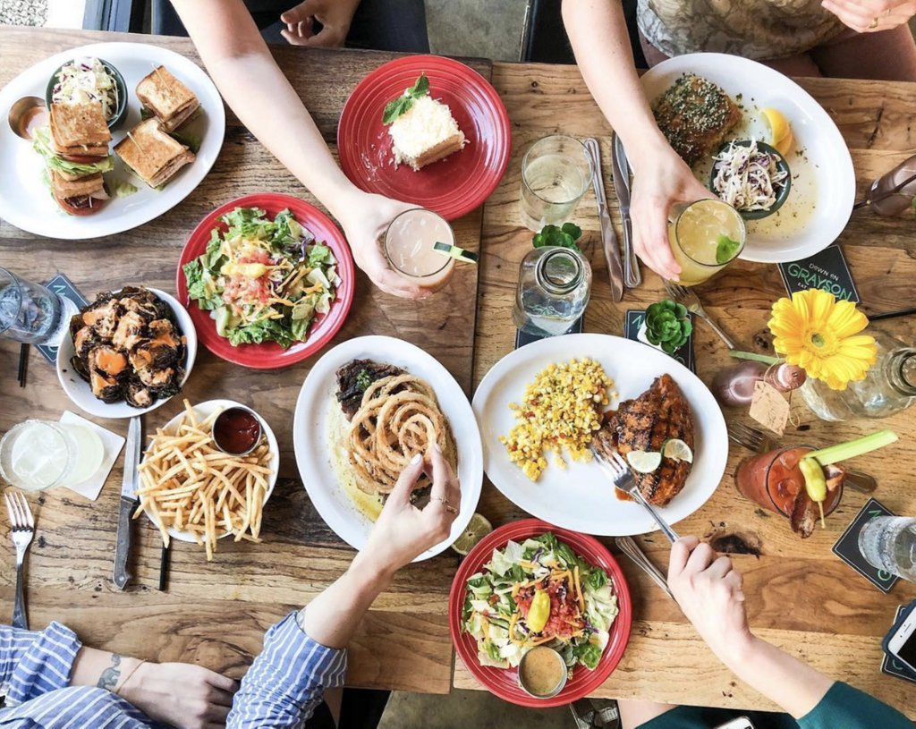 TanjiPatton's tweet photo. We’ve got this weekend’s plans figured out for you. Head to @down_on_grayson in SA for an epic spread of cheesy burgers, thin, crispy onion rings and killer cocktails. More on this weekend’s #GoodtasteTV!
#foodie #food #SanAntonio #Texas #Texasdining #cheeseburger #fries https://t.co/L85cNuFe5B