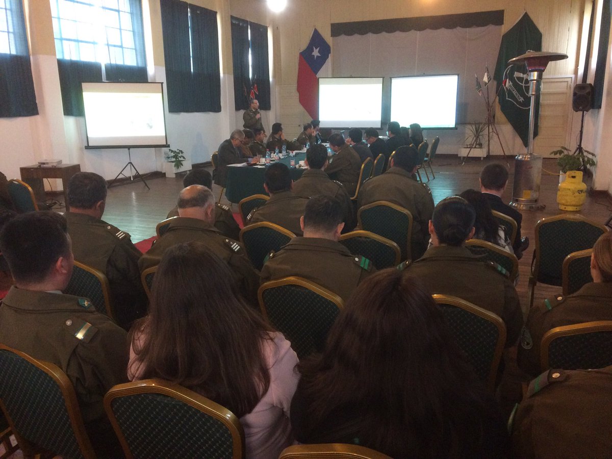 Gobernacionvalp's tweet photo. Intendente @jmartinezvalpo y Gobernadora @MariaDelaPaz_R junto a Subsecretario Ubilla analizan situación policial en #Valparaiso a través del #PlanStop 🛑👮🏼♀️👮🏻 #ChileLoCuidamosTodos @Sub_Interior @SubPrevDelito @min_interior @sebastianpinera https://t.co/bBQdPxXukE