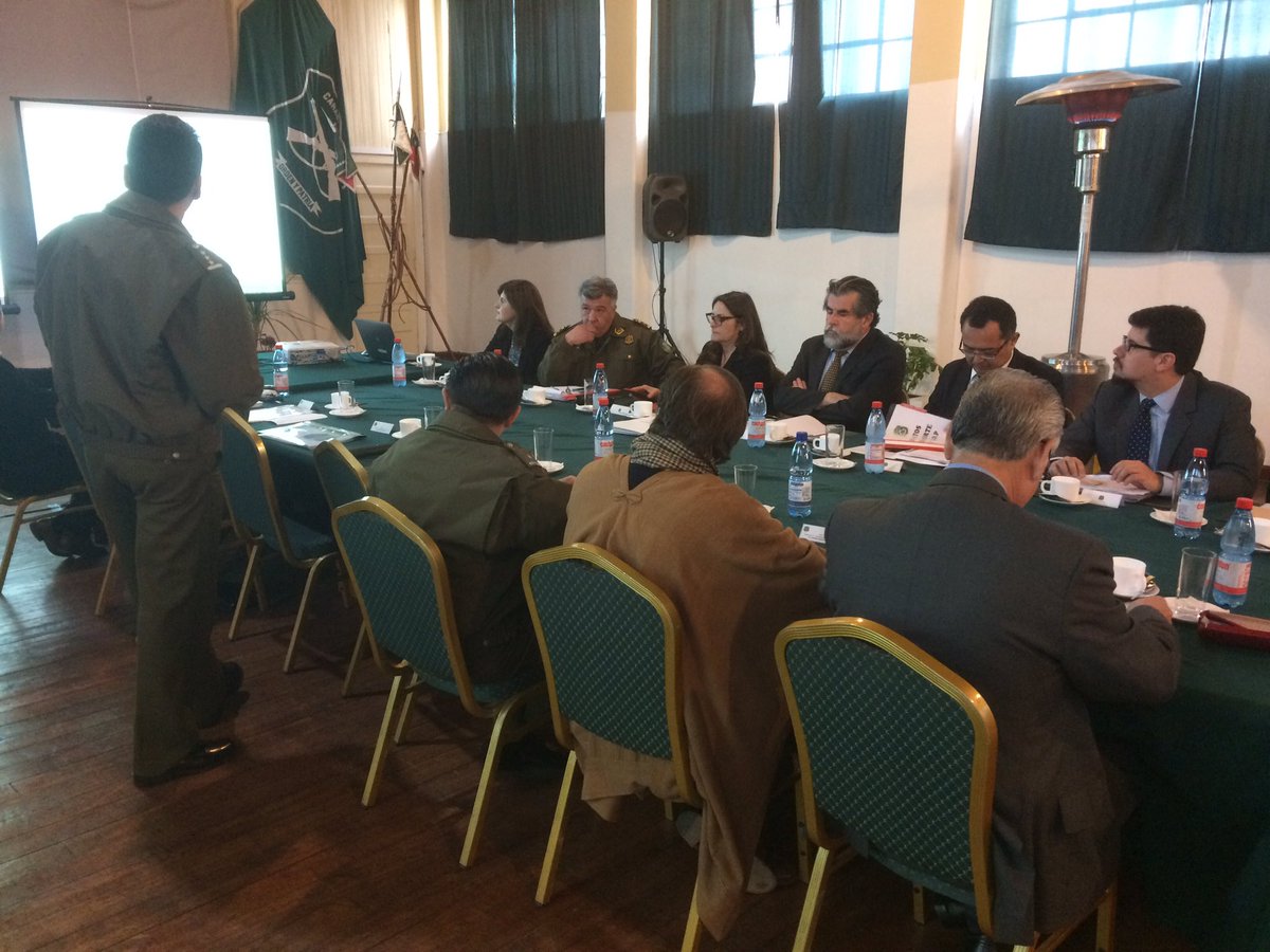 Gobernacionvalp's tweet photo. Intendente @jmartinezvalpo y Gobernadora @MariaDelaPaz_R junto a Subsecretario Ubilla analizan situación policial en #Valparaiso a través del #PlanStop 🛑👮🏼♀️👮🏻 #ChileLoCuidamosTodos @Sub_Interior @SubPrevDelito @min_interior @sebastianpinera https://t.co/bBQdPxXukE
