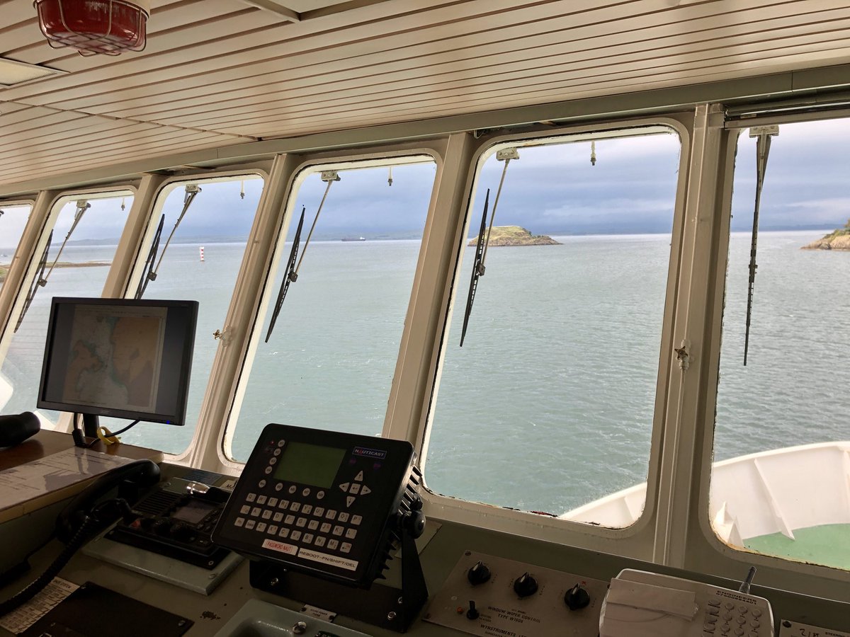 minchpilot's tweet photo. Today’s views from the Bridge of @CalMacFerries MV Isle of Mull - its been another busy day between #Oban and #Craignure #Mull ⛴😊 #lifeatsea @DuartCastle #Scotland https://t.co/afQajcWRXv
