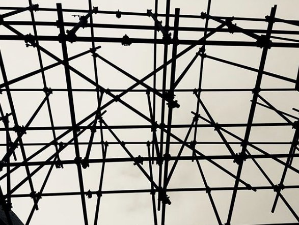 PATTERNITWEET's tweet photo. LOOK UP LINES
Thanks to @stek_danish for sharing these super striking scaffolds in Antwerp
It's simple patterns like these that inspire our #PATTERNITYStudio designs, or just simply brighten our day as we notice beauty around us
#graphic #grid #grey #antwerp #pattern #design https://t.co/Wu7646MQ6r